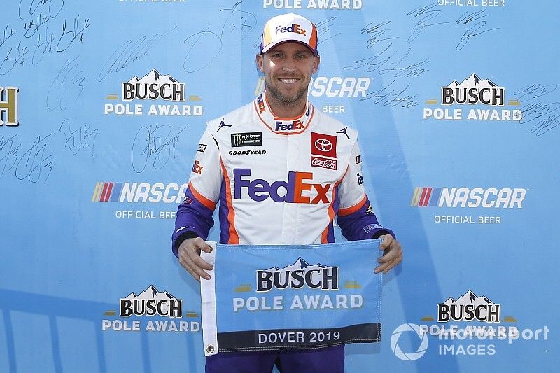 Ganador de la pole Denny Hamlin, Joe Gibbs Racing, Toyota Camry FedEx Express