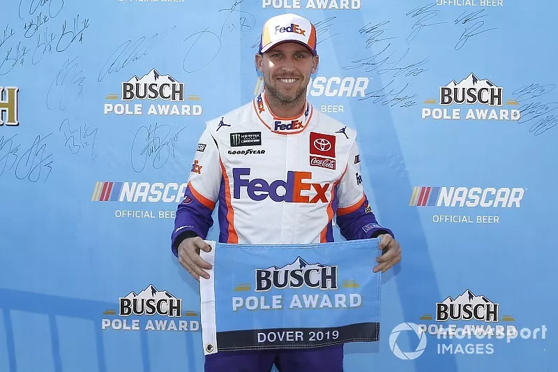 Ganador de la pole Denny Hamlin, Joe Gibbs Racing, Toyota Camry FedEx Express