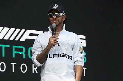 Hamilton feladta, a haverja bezsákolta: videó