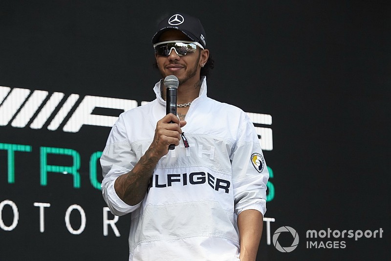 Hamilton feladta, a haverja bezsákolta: videó