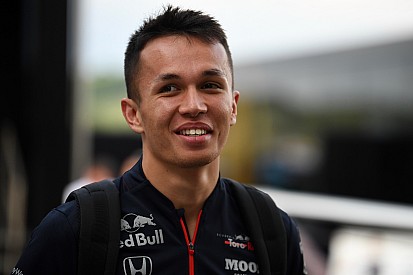 Albon informó a su madre antes que nadie de su ascenso a Red Bull