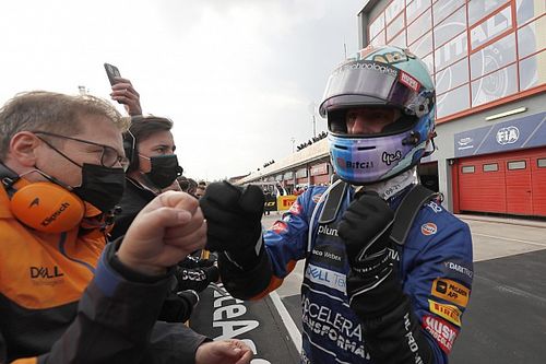 A McLaren el&eacute;gedett Ricciard&oacute;val, b&aacute;r az ausztr&aacute;l m&eacute;g k&uuml;zd az aut&oacute;val