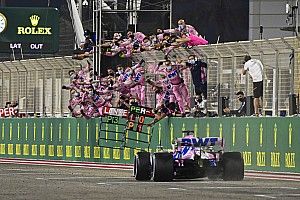 Perez pakt eerste Formule 1-zege na enorme blunder Mercedes