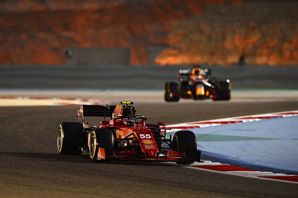 Carlos Sainz Jr., Ferrari SF21, Max Verstappen, Red Bull Racing RB16B