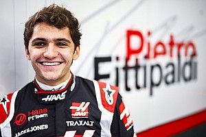GALERIA: Pietro Fittipaldi tem 'dia de modelo' e posa como piloto da Haas