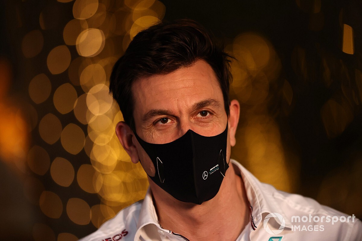 Toto Wolff elmondta, hogy ő marad a Mercedes csapatfőnöke