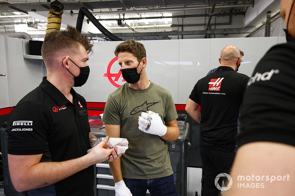 Romain Grosjean, Haas F1 retuns to the garage after his crash