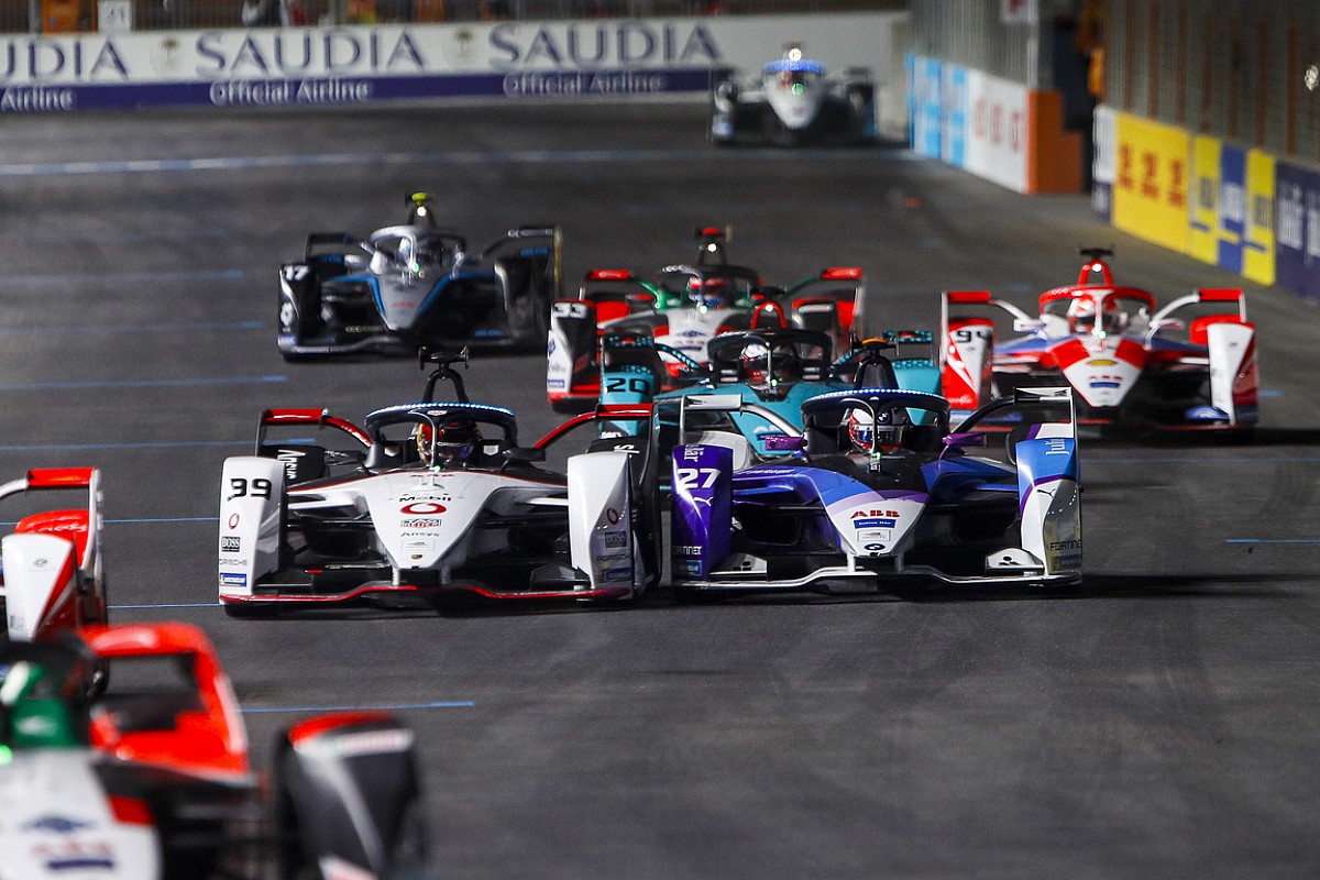 Dennis slams Wehrlein for "driving me into the wall" in Diriyah Formula E race