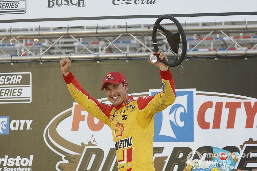 Logano z pole position