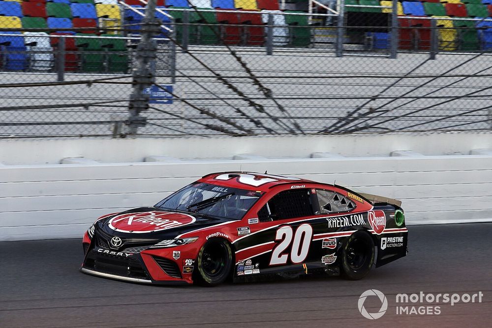 Bell supera a Logano para ganar en el Daytona Road Course
