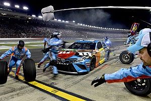 На машинах NASCAR появится подсветка днища