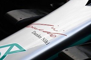 Mercedes ricorda Lauda con la scritta "Danke Niki" sul muso e una stella rossa