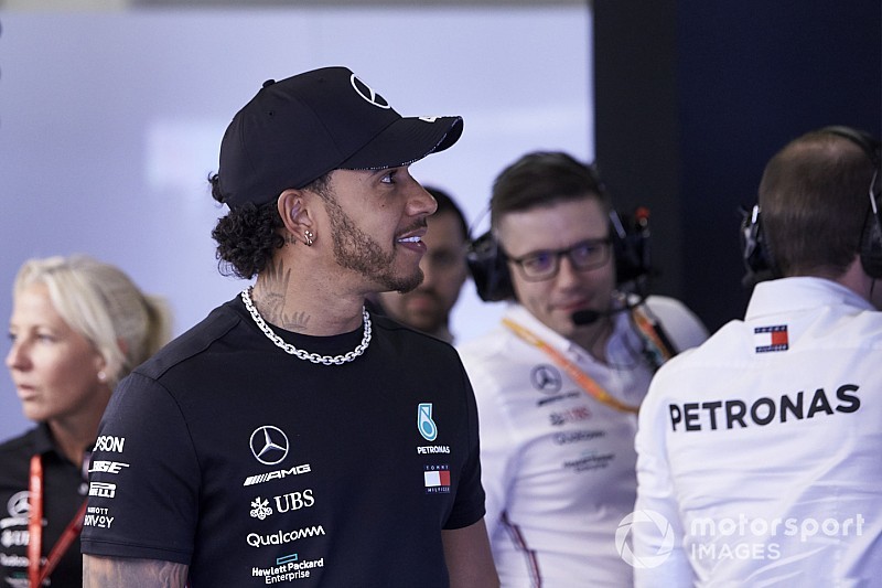 Hamilton és a Ferrari-szurkoló találkozása – nem volt harag…