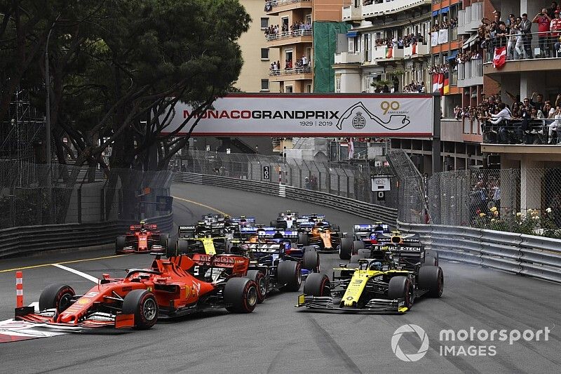 Sebastian Vettel, Ferrari SF90, leads Daniel Ricciardo, Renault R.S.19, Kevin Magnussen, Haas F1 Team VF-19, Nico Hulkenberg, Renault R.S. 19, and the remainder of the field at the start