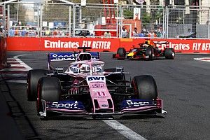 Így szippantja be az F1-es autó a másikat Bakuban: videó