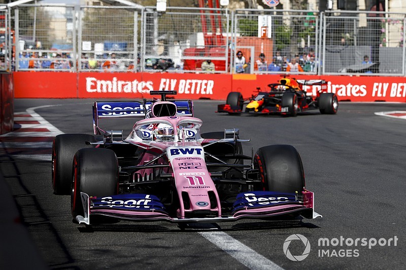 Így szippantja be az F1-es autó a másikat Bakuban: videó