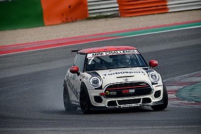 MINI Challenge: Tramontozzi domina a Misano Gara 1 dalla ripartenza della Safety car