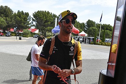 Ricciardo örül, hogy teljesítményével fel tudja pörgetni a Renault csapatát