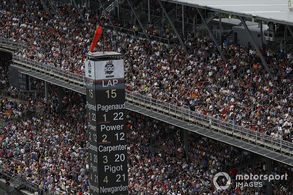 Fans, Simon Pagenaud, Team Penske Chevrolet leads