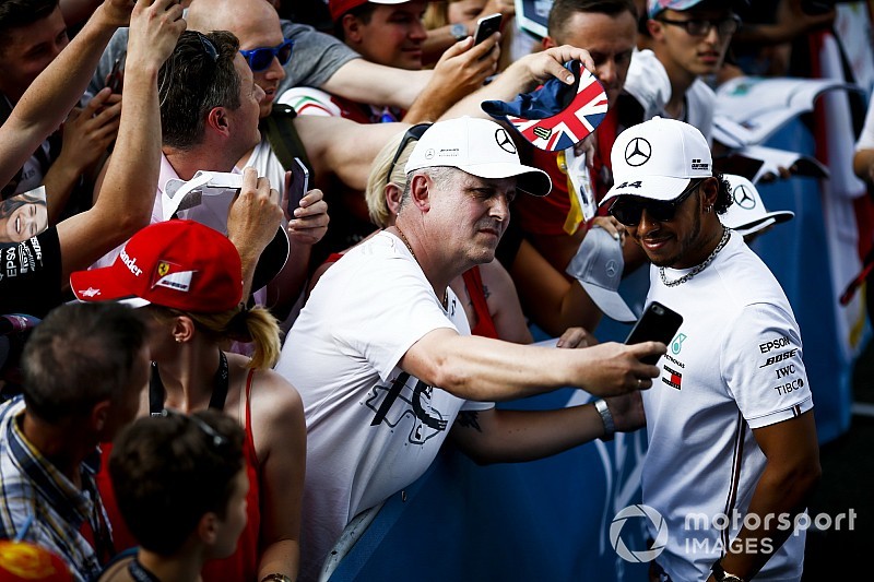 Hamilton prende posizione: "Contrario al ritorno delle gomme Pirelli 2018"