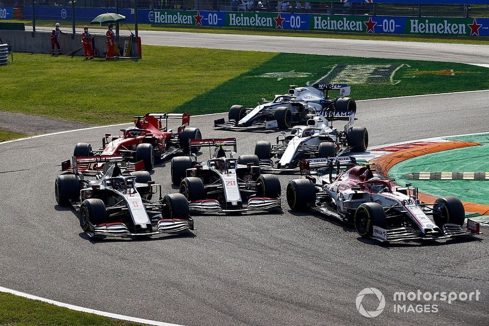 Antonio Giovinazzi, Alfa Romeo Racing C39, Romain Grosjean, Haas VF-20, Kevin Magnussen, Haas VF-20, George Russell, Williams FW43, Sebastian Vettel, Ferrari SF1000, and Nicholas Latifi, Williams FW43, at the start