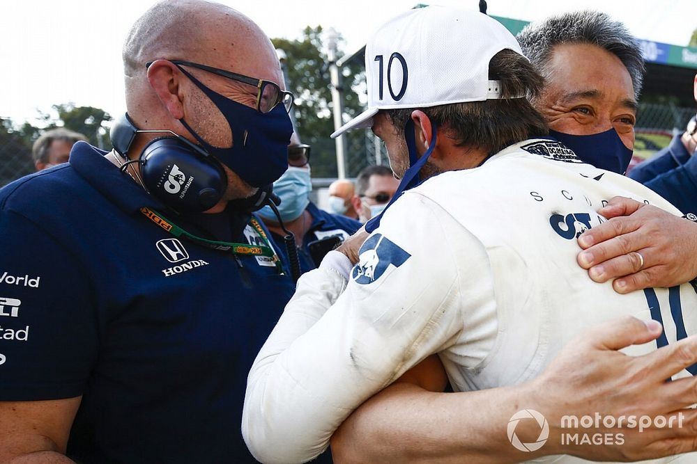 Pierre Gasly, AlphaTauri, 1st position, celebrates with Masashi Yamamoto, General Manager, Honda Motorsport in parc ferme