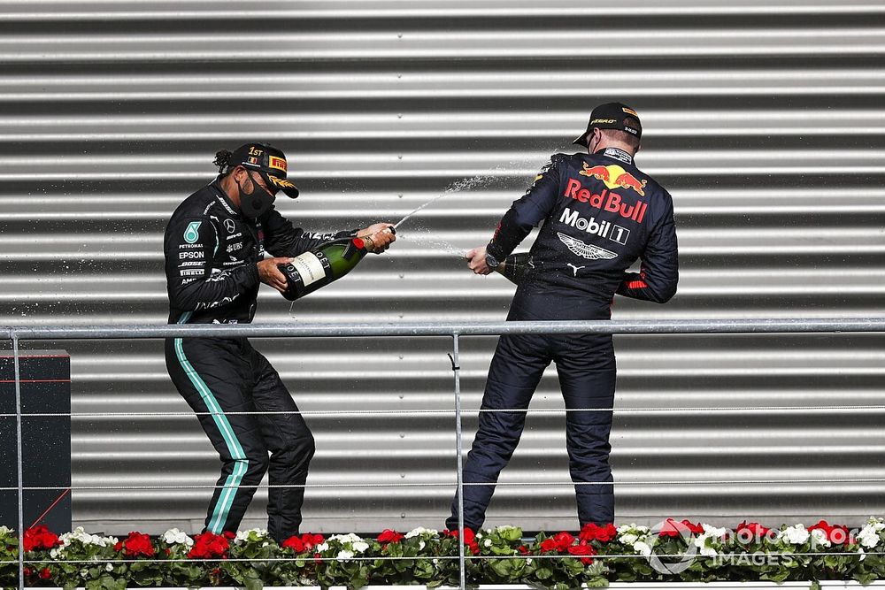 Hamilton szerint Verstappen "magára van hagyva" a Red Bullnál
