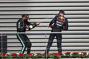 Hamilton szerint Verstappen "magára van hagyva" a Red Bullnál