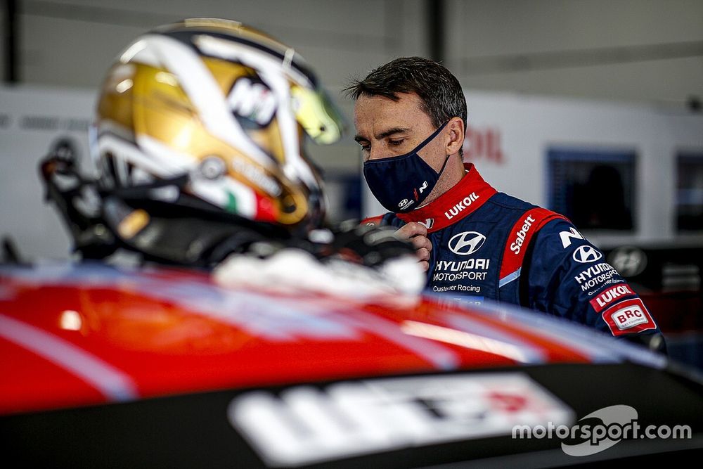 Michelisz a 2. helyről rajtolhat holnap, Tassi autót tört!