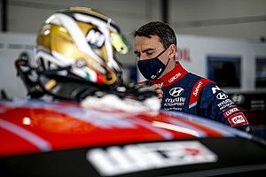 Michelisz a 2. helyről rajtolhat holnap, Tassi autót tört!