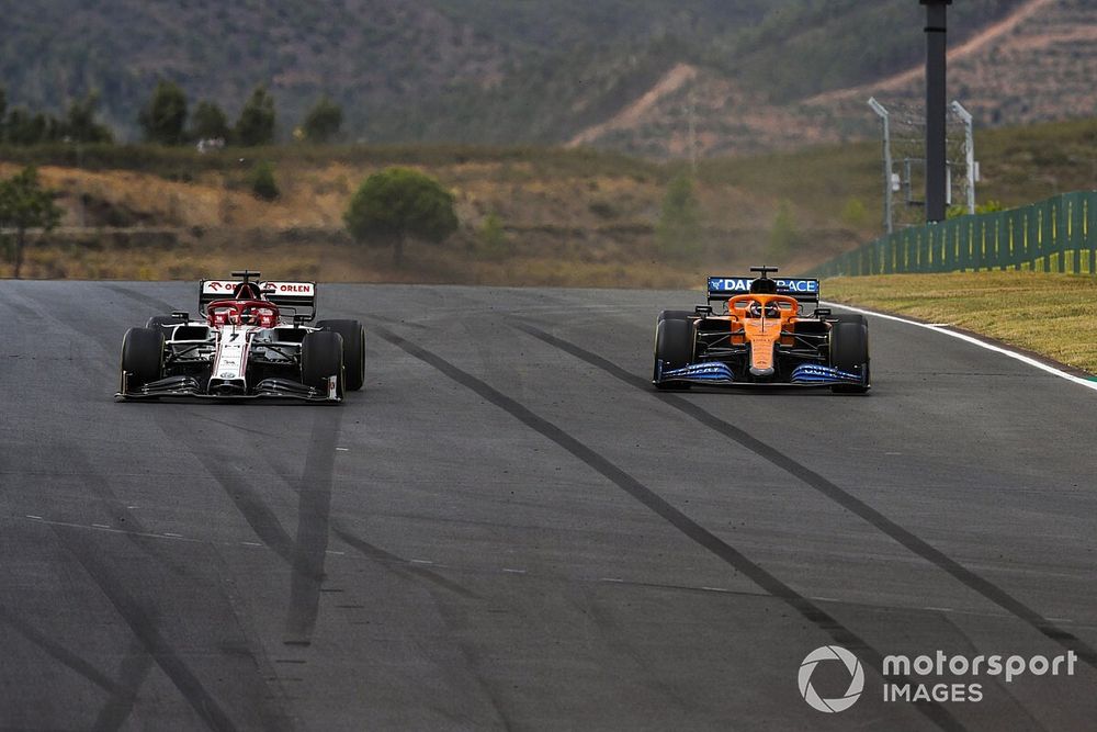Amiből sokkal többet várnánk a Forma-1-be: Késhegyre menő küzdelem Raikkönen és Sainz között (videó)