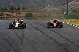 Amiből sokkal többet várnánk a Forma-1-be: Késhegyre menő küzdelem Raikkönen és Sainz között (videó)