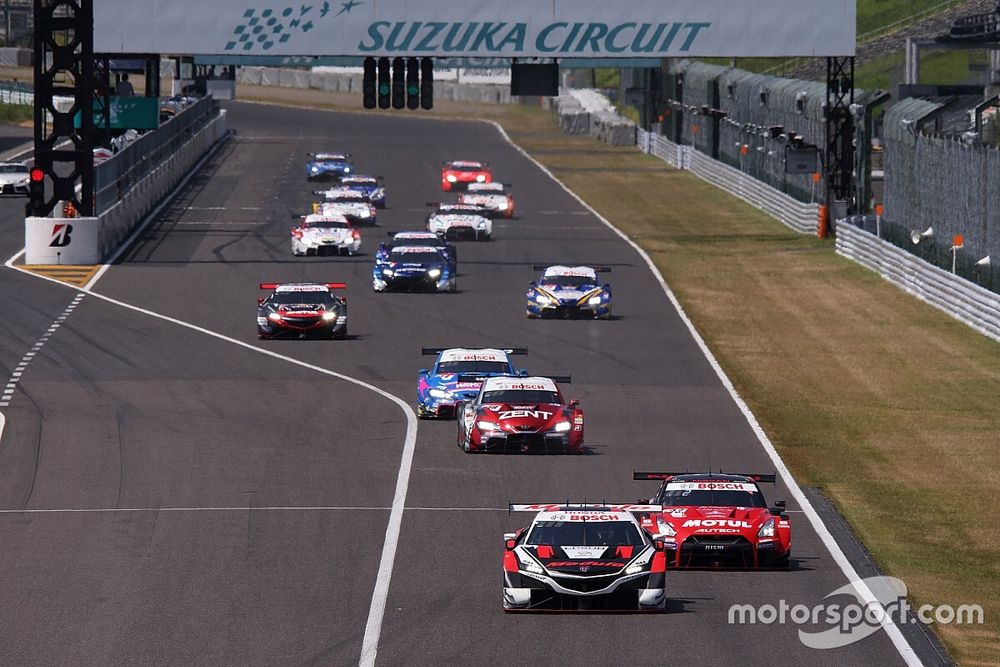 Start Action GT500,  Takuya Izawa (#64 Modulo NSX-GT) leads Ronnie Quintarelli (#23 MOTUL AUTECH GT-R)