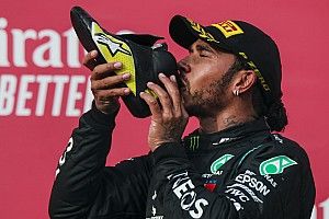 Hamilton brinca após shoey com Ricciardo: "O gosto do champagne é ainda pior"