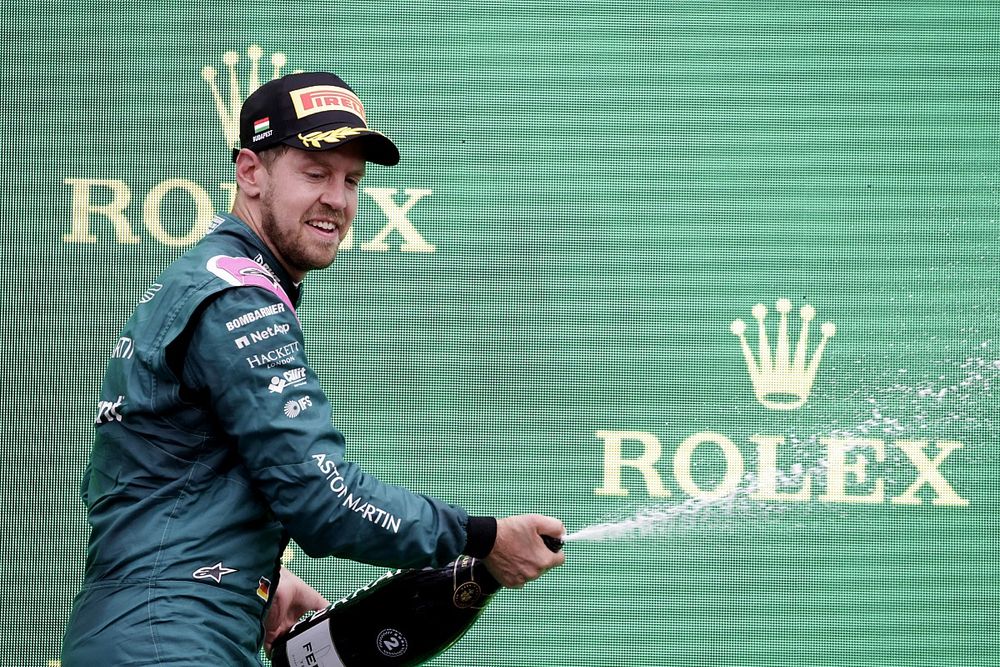 Le deuxième Sebastian Vettel, Aston Martin, fête avec le Champagne sur le podium