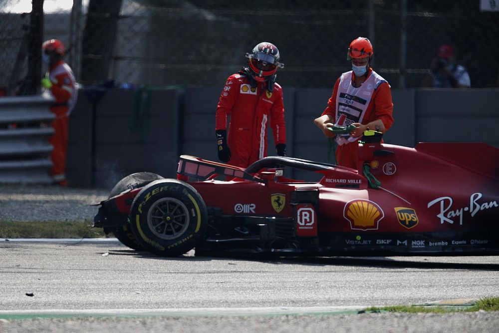 Carlos Sainz Jr., Ferrari SF21, inspecte les dégâts sur sa monoplace après son crash