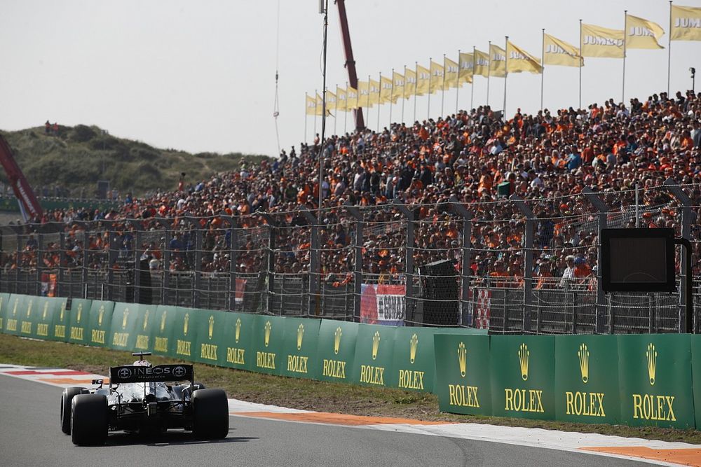 Egy Hamilton-rajongó 1600 fontot költött arra, hogy üzenjen a Verstappen-rajongóknak