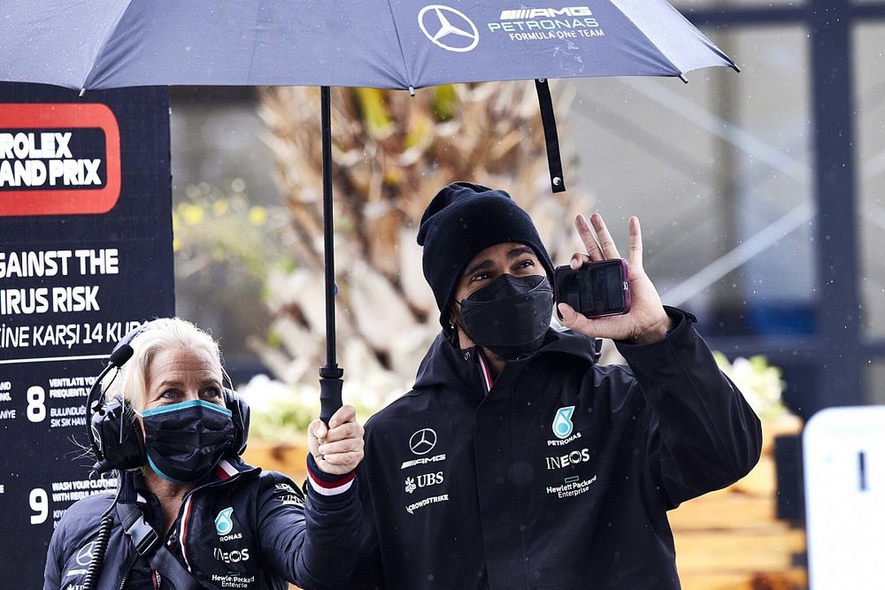 Hamilton, Russell'ın önünde kalmak için "daha çok çalışmayı" planlıyor