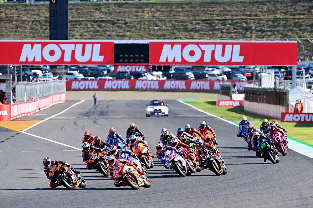 Brad Binder, Red Bull KTM Factory Racing leads at the start