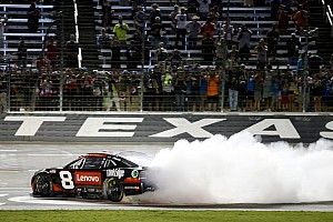 NASCAR Fort Worth: Reddick übersteht Reifendrama & setzt Abstauber-Serie fort