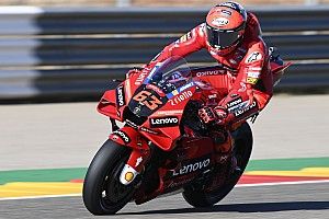Bagnaia claimt pole in Aragon, Quartararo met hangen en wurgen zesde