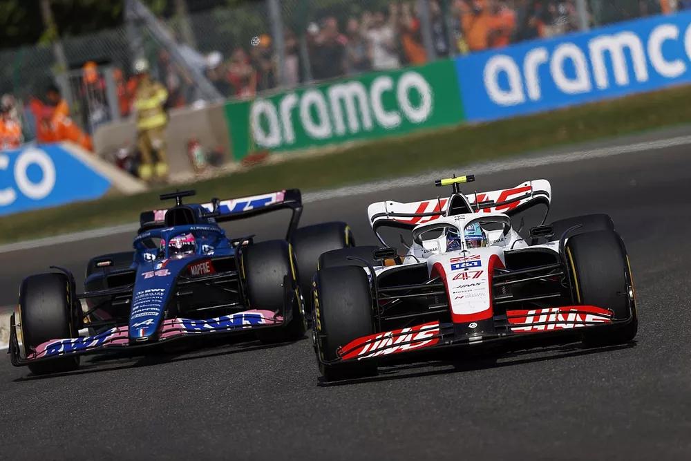 Mick Schumacher, Haas VF-22, Fernando Alonso, Alpine A522