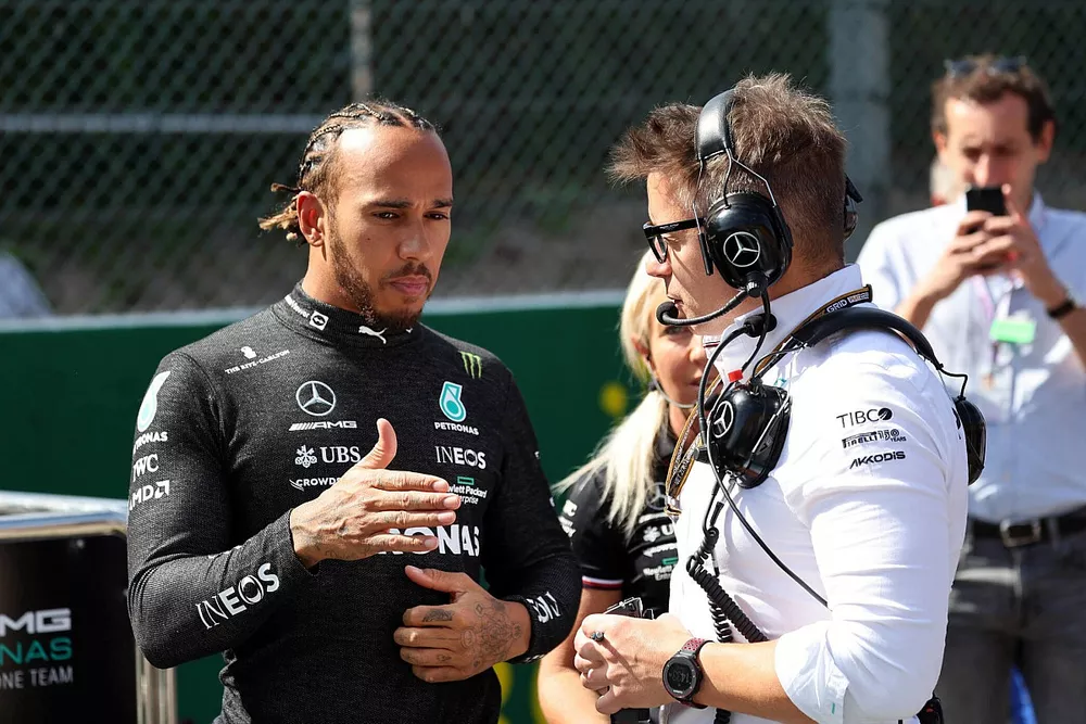Lewis Hamilton, Mercedes-AMG, en la parrilla