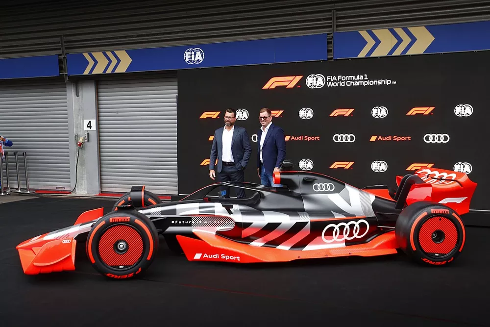 Oliver Hoffmann, Jefe de Desarrollo Técnico de Audi Sport GmbH, con Markus Duesmann, Presidente del Consejo de Administración de Audi AG con el nuevo Audi Sport F1 concept