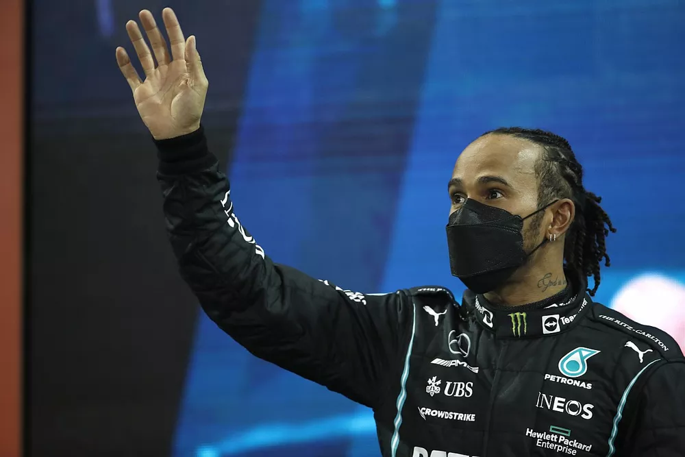 Le deuxième Lewis Hamilton, Mercedes, salue les fans depuis le podium
