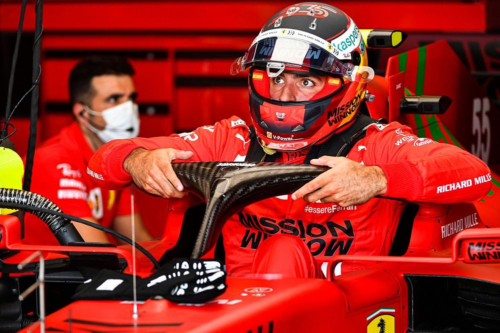 Sainz a „nagyon zűrös” nyitónap ellenére is mosolyog