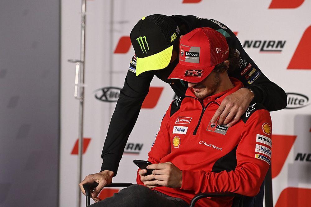 Rossi ‘beetje boos’ op Bagnaia: “Hij had titelstrijd kunnen verlengen”