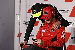 Rossi ‘beetje boos’ op Bagnaia: “Hij had titelstrijd kunnen verlengen”