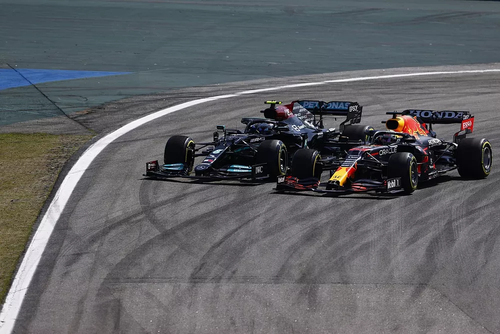 Max Verstappen, Red Bull Racing RB16B, e Valtteri Bottas, Mercedes W12