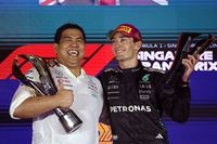 El CEO de Petronas se disculpa por participar en los festejos con champ&aacute;n en el podio de Singapur